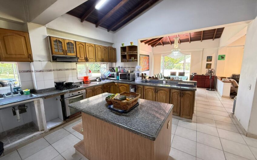 Casa Campestre en Conjunto Cerrado para la Venta en el Sector del Club Campestre