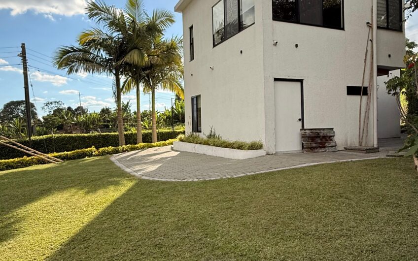 Casa Campestre para la Venta en la Avenida Centenario