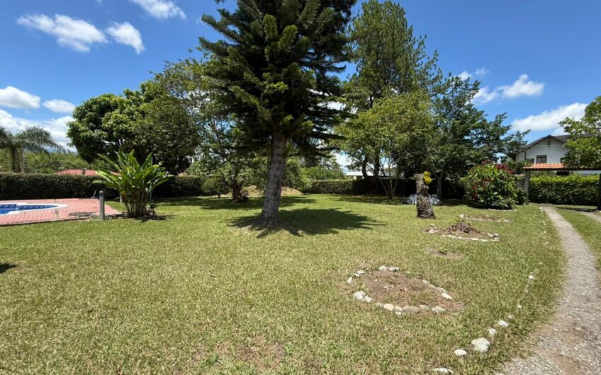 Casa Campestre en Conjunto Cerrado para la Venta en el Sector del Club Campestre