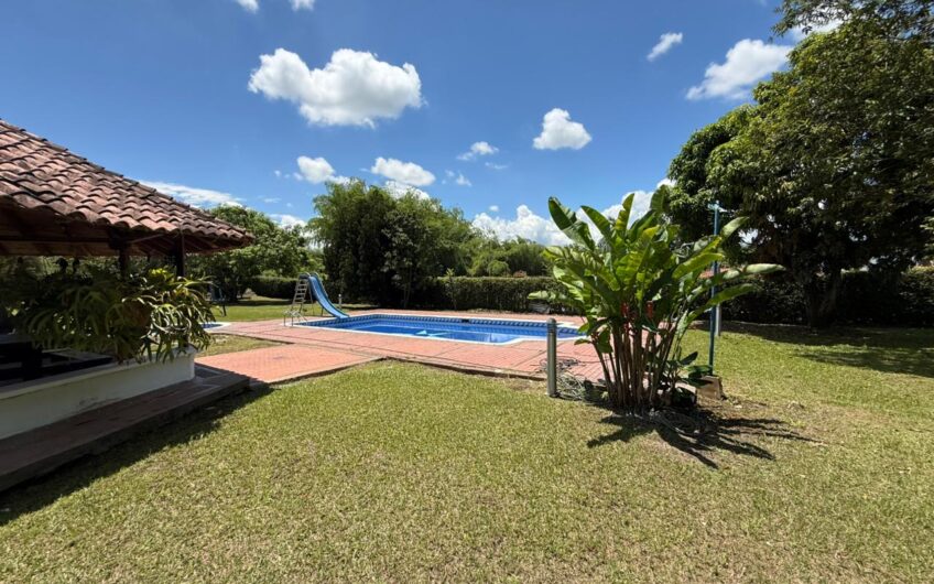 Casa Campestre en Conjunto Cerrado para la Venta en el Sector del Club Campestre