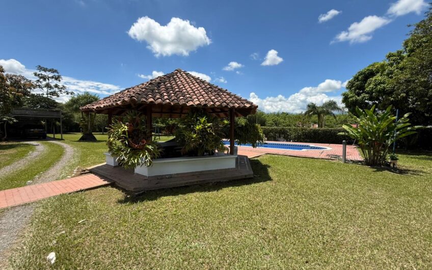Casa Campestre en Conjunto Cerrado para la Venta en el Sector del Club Campestre