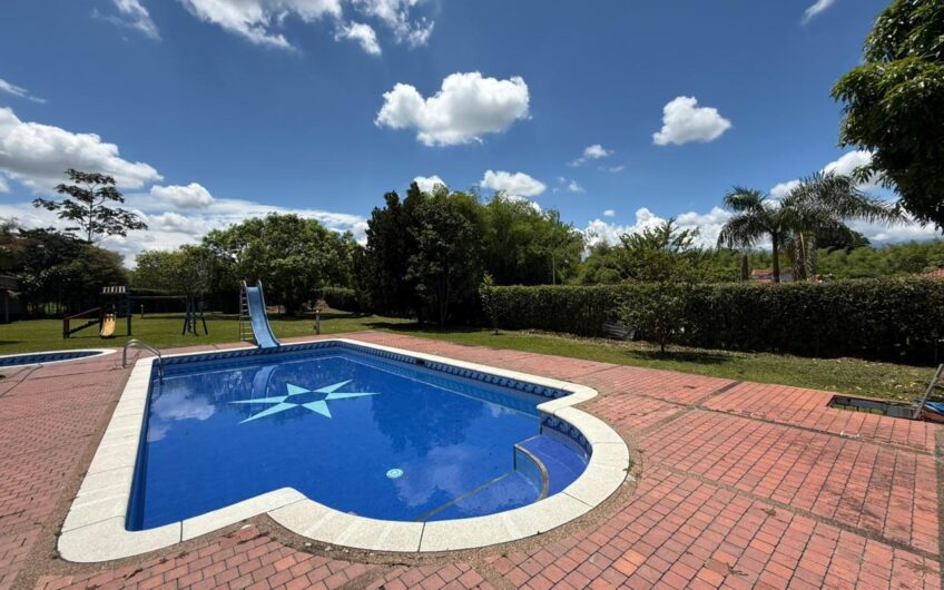 Casa Campestre en Conjunto Cerrado para la Venta en el Sector del Club Campestre