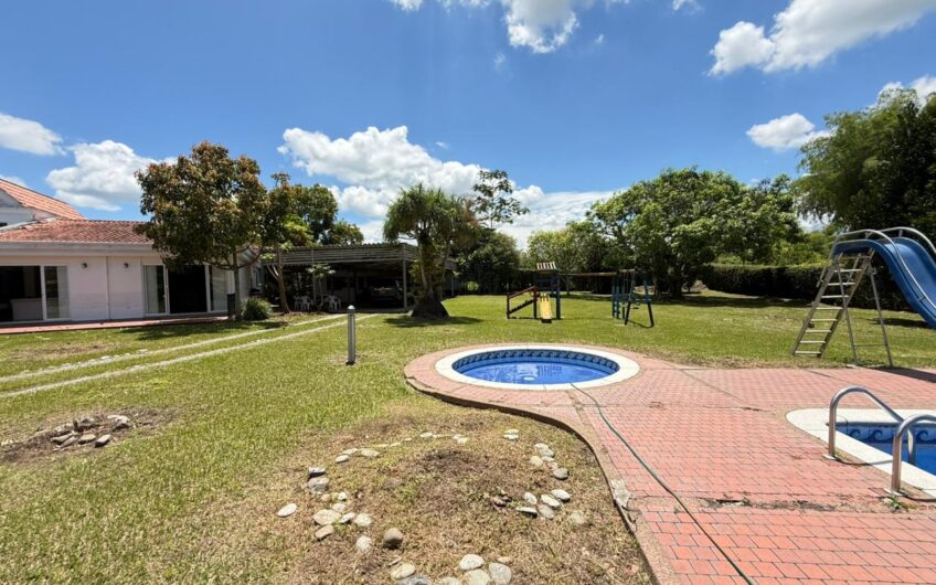 Casa Campestre en Conjunto Cerrado para la Venta en el Sector del Club Campestre