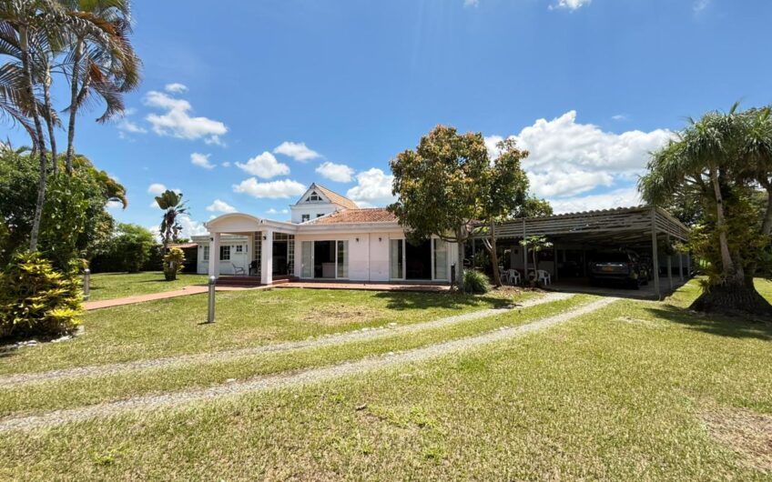 Casa Campestre en Conjunto Cerrado para la Venta en el Sector del Club Campestre