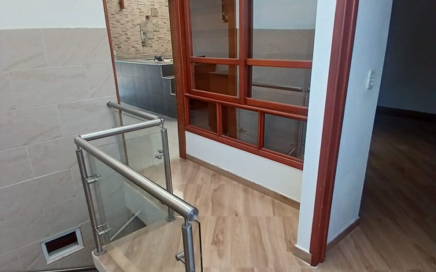 Casa de dos niveles en Venta al norte de Granada, Meta
