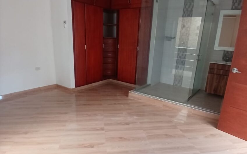 Casa de dos niveles en Venta al norte de Granada, Meta
