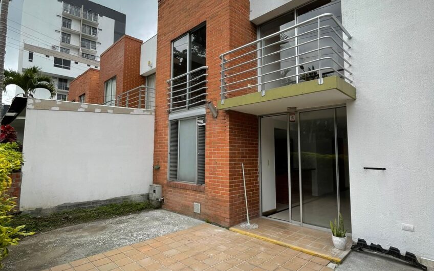 Casa de dos niveles para Arriendo en la Avenida 19 norte