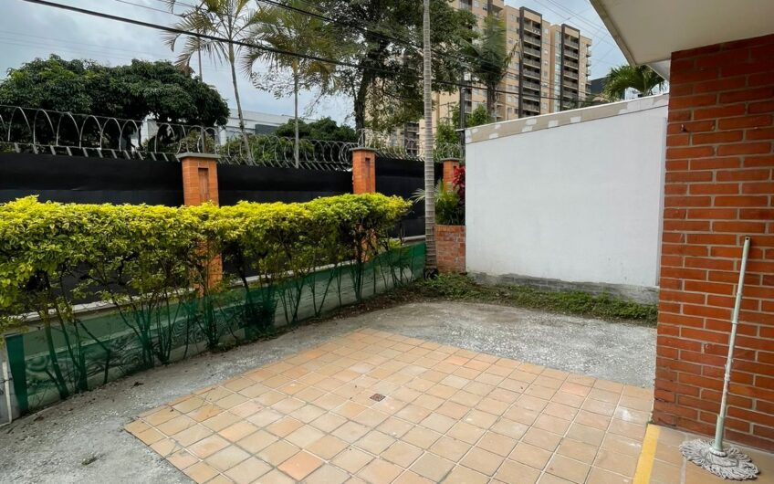 Casa de dos niveles para Arriendo en la Avenida 19 norte
